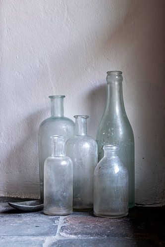 Stilleben mit alten Flaschen und Zinnlöffel