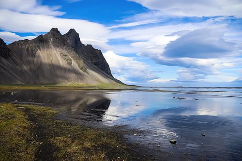 De berg Vestrahorn in IJsland bij mooi weer in de zomer