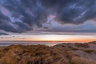 Zonsondergang bij de Hondbosche Zeewering Camperduin van René Groeneveld thumbnail
