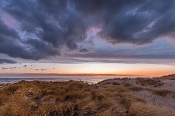 Sonnenuntergang auf dem Hondbosche Zeewering Camperduin von René Groeneveld