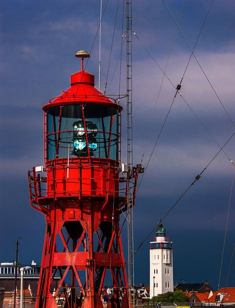 Havenzicht Harlingen met twee vuurtorens van Harrie Muis