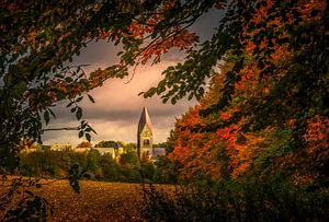 Kerk Gulpen omgeven door herfstkleuren sur John Kreukniet