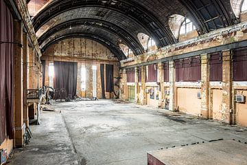 Verlaten voormalige krachtcentrale in het hart van Europa met prachtige architectuur. van Gentleman of Decay