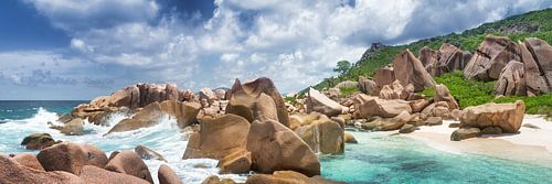Plage isolée aux Seychelles avec de belles pierres de granit.