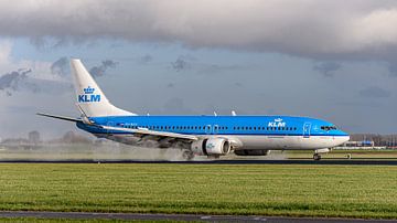 Gelande KLM Boeing 737-800 passagiersvliegtuig.