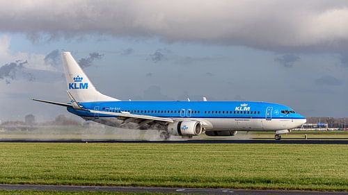 Gelande KLM Boeing 737-800 passagiersvliegtuig.