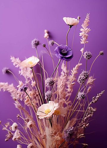 Wilde bloemen tegen een paarse achtergrond van haroulita