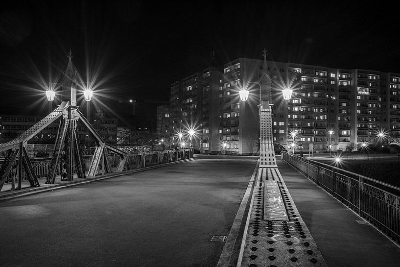Architektur Die Paradiesbrücke über den Fluss Mulde in Zwickau Sachsen Ostdeutschland bei Nacht Schwarz-Weiß-Fotografie von Animaflora PicsStock