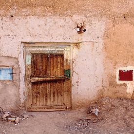 zeer oude hout deur in leem huisje van ahmed bidani