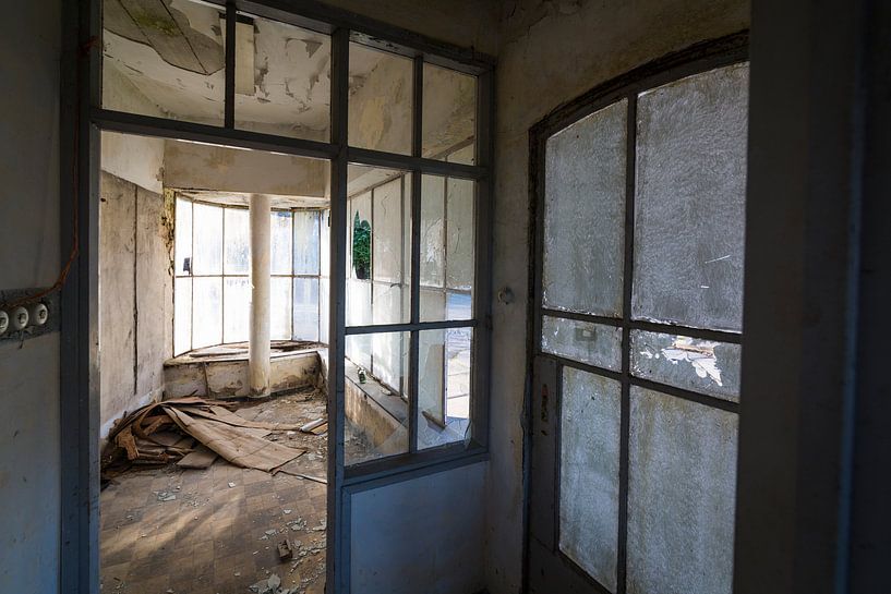 Innere Tankstelle fünfziger Jahre, Farbe Urbex von Ger Beekes