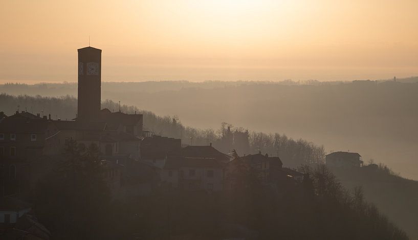 Zicht op Piemonter heuvels vanaf Mombaruzzo, Italië van Joost Adriaanse