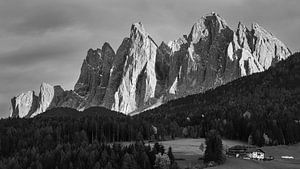 Die Geislergipfel (Dolomiten) in Schwarz und Weiß