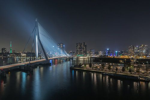 De Erasmusbrug in Rotterdam met zicht op de Euromast