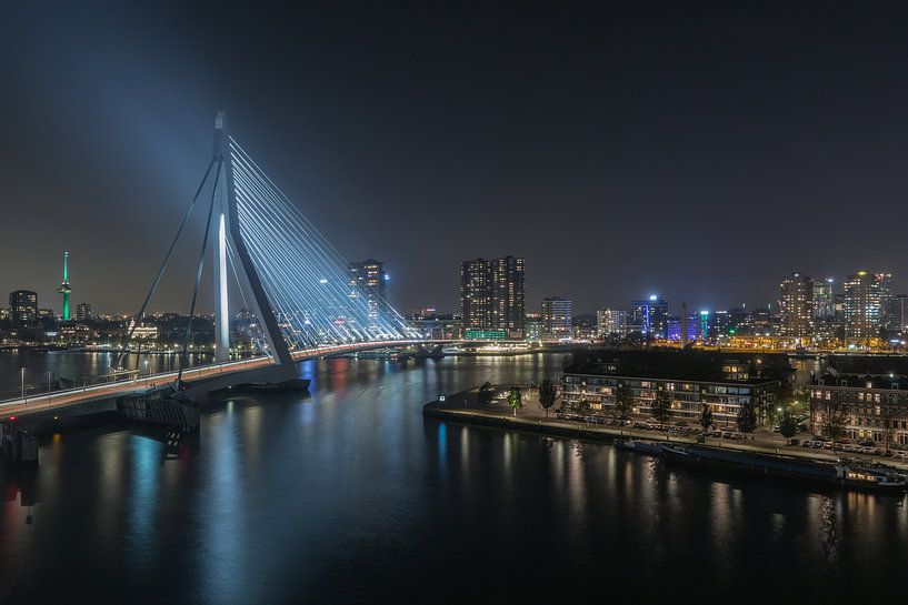 De Erasmusbrug in Rotterdam met zicht op de Euromast van MS Fotografie | Marc van der Stelt