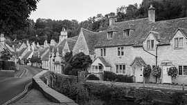 Een Zwart-Wit foto van Castle Combe, Wiltshire, Engeland