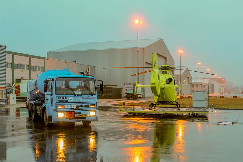 Lifeliner 2 wordt bij getankt. by Mariska Bruin