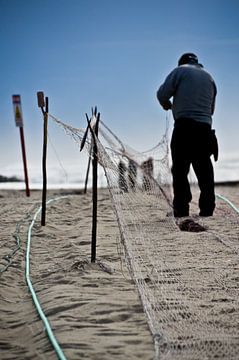Fischer am Strand von Marieke van der Hoek-Vijfvinkel