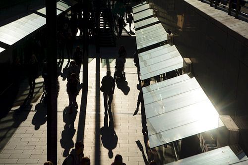 Voetganger in de achtergrondverlichting