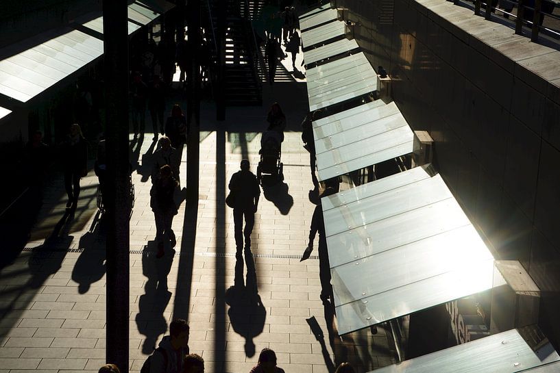 Fußgänger im Gegenlicht von Heiko Kueverling