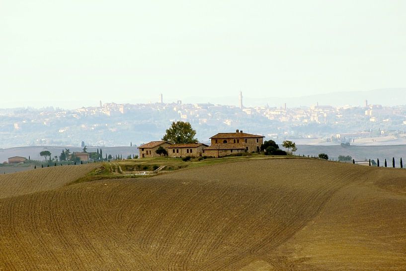 Toscaanse boerderij met de stad Siena op de achtergrond van Studio Mirabelle