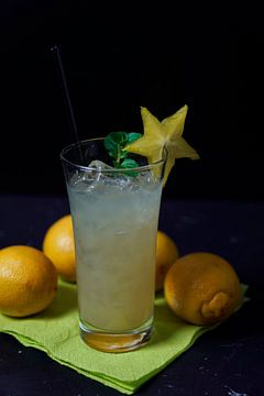 Limoen variatie met bananen likeur in een glas. heerlijke en fruitige cocktails geserveerd in een gl