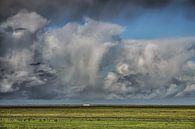 Wolkenlucht boven het Noorderleeg en de boot van Ameland van Harrie Muis thumbnail