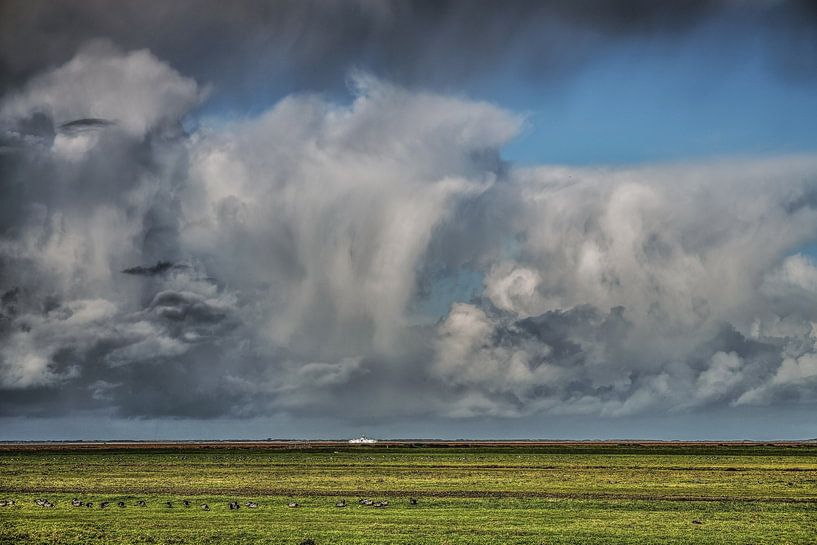 Wolkenlucht boven het Noorderleeg en de boot van Ameland van Harrie Muis