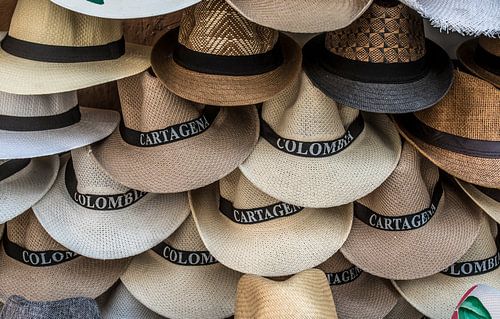 Witte Panama hoeden te koop op een markt in Colombia, Zuid-Amerika