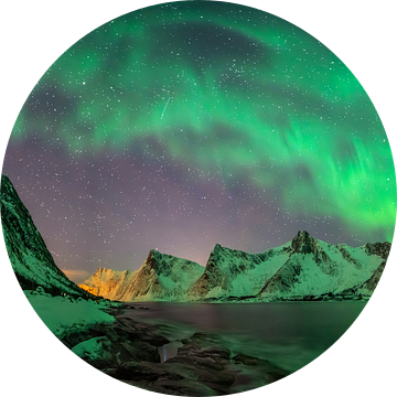 Panorama van Aurora over Tugeneset rotskust met Kliptinden bergen op achtergrond, Senja,, Norwa van Wojciech Kruczynski