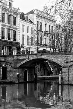 De Bezembrug over de Oudegracht in Utrecht in zwart-wit van De Utrechtse Grachten