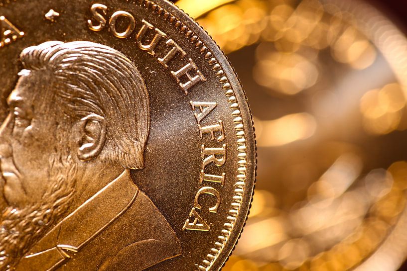 Nahaufnahme von zwei Krügerrand Goldmünzen von Udo Herrmann