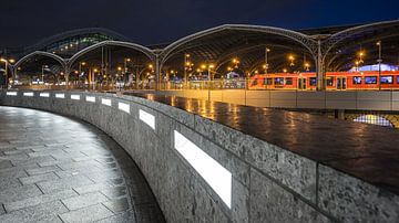 Kölner Hauptbahnhof am Abend von Walter G. Allgöwer