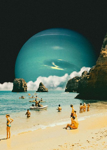 Space Beach - Retro-Futuristisch Collage Strandkunst Ontwerp van SITI AMINAH