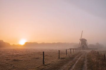 Mistige zonsopkomst - De Oude Molen - sereen en stil - pastel van Wandeldingen