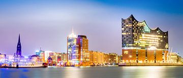 Hamburg at night by Günter Albers