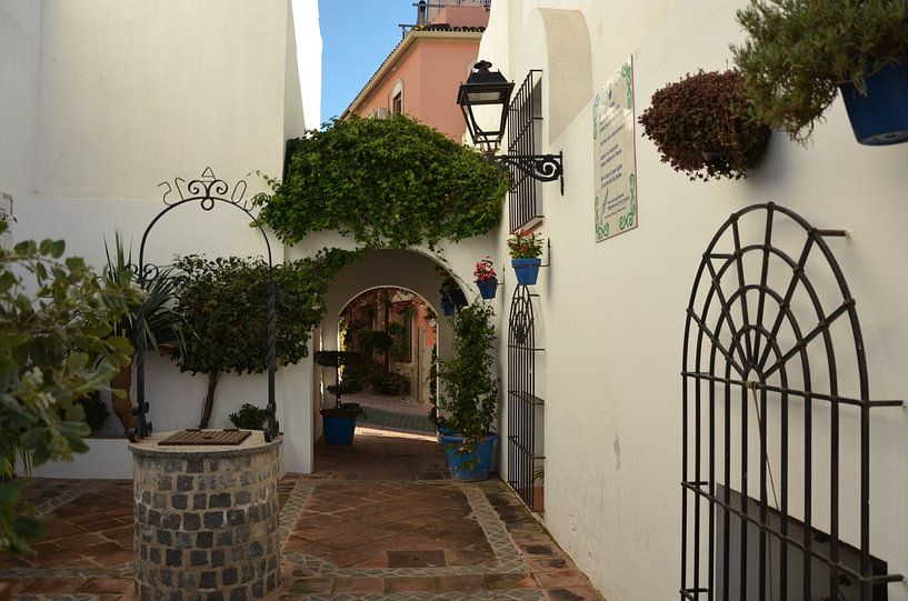 Une jolie petite rue dans la vieille ville d'Estepona. par Floor Fotografie