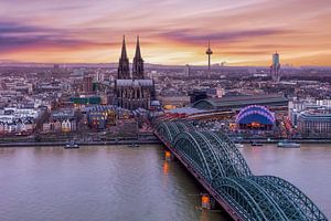 De skyline van Keulen tijdens de zonsondergang van Dennisart Fotografie