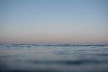Volle maan boven zee van Rowan Geerdink