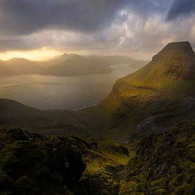 Zonsondergang op de Faroer eilanden. van Jos Pannekoek