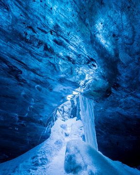 Een bevroren waterval onder het ijs