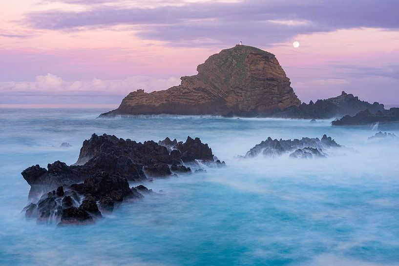 Full moon and wild sea by HaGee_Photo