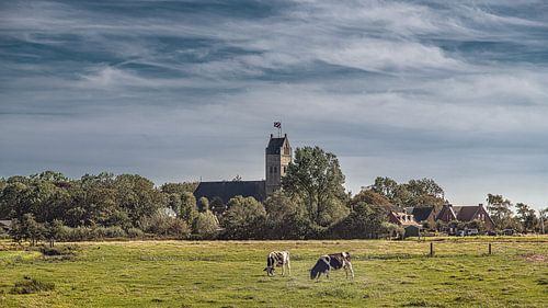 Die kleine Kirche von Jorwerd in Friesland im Spätsommerlicht von Harrie Muis