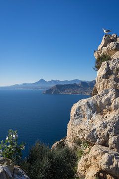 Klippen, blauer Himmel und das Mittelmeer