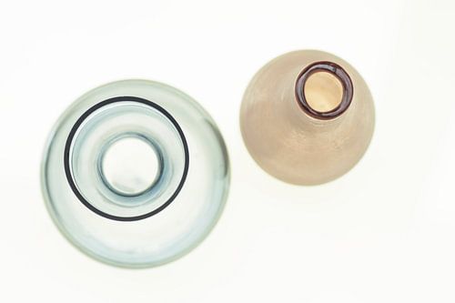 Glaswerk ( minimalistische foto van 2 vazen van bovenaf)