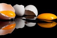 Rauwe eieren op een zwart gespiegelde plaat van Henny Brouwers thumbnail