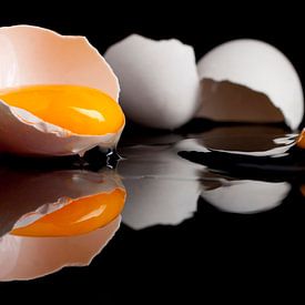 Rauwe eieren op een zwart gespiegelde plaat van Henny Brouwers