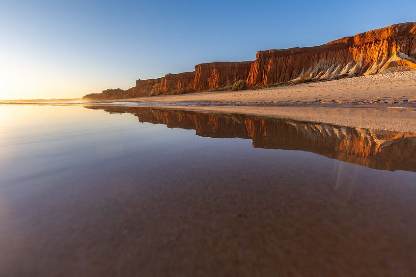 Sonnenuntergang am Sandstrand Praia da Falésia. Klippen Pinke Blumen bei Albufeira, Portuga von Fotos by Jan Wehnert