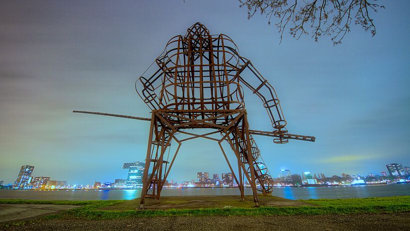 de vissende man op de rug gezien, zittend aan de Maasboulevard by Eric de Haan