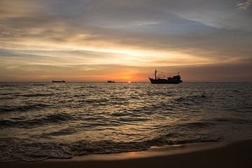 Zonsondergang aan het strand in Vietnam van Anne Zwagers