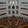 Symmetrischer Innenraum der Staatsbibliothek in Melbourne von Minimalistic Travel Photography by.Rieneke